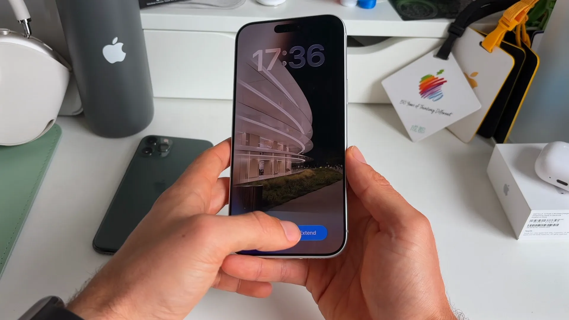 Lock screen wallpaper setup showing the Extend button at the bottom after zooming out on a photo